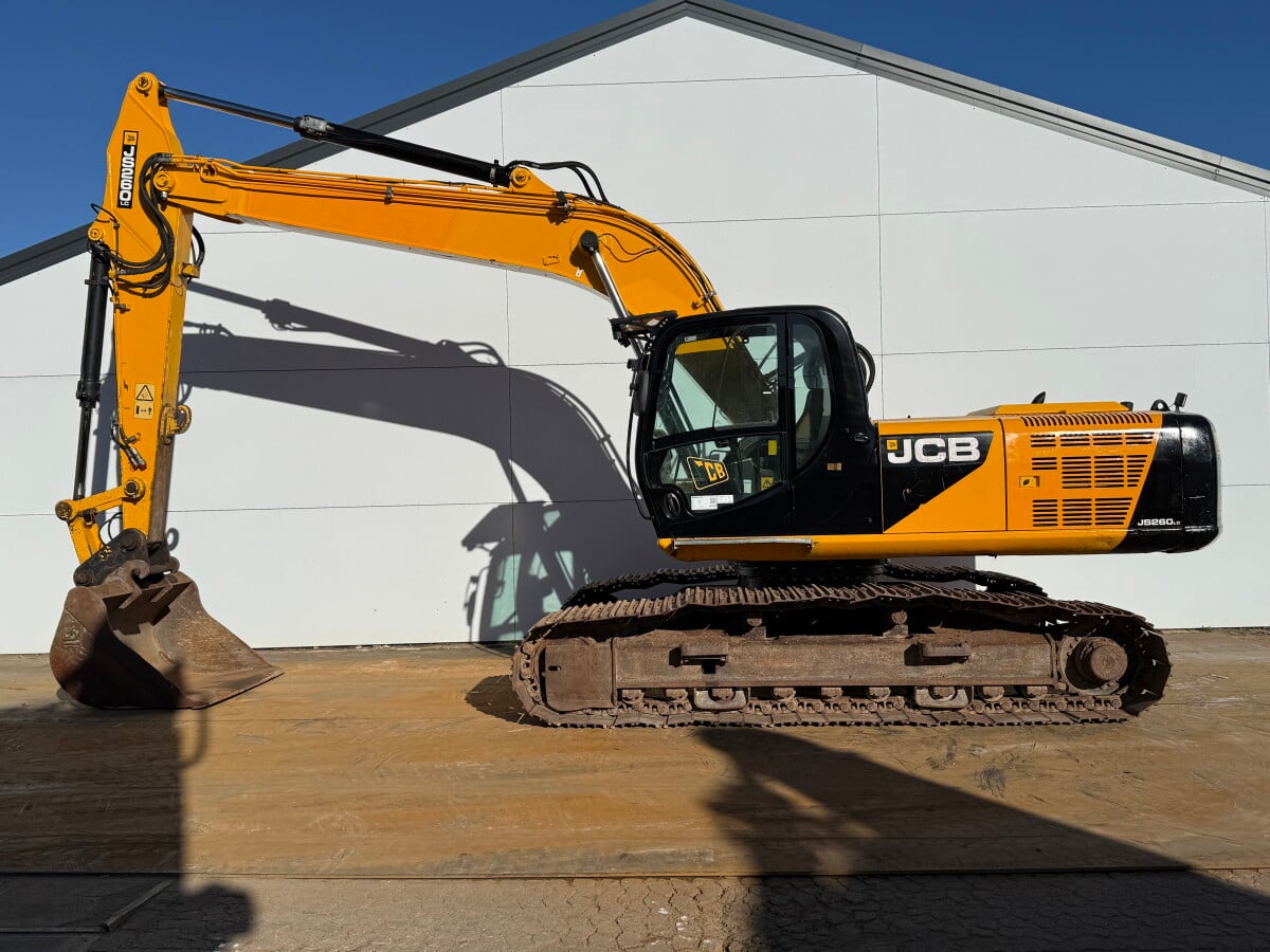 JCB JS260LC Excavator 188 hp