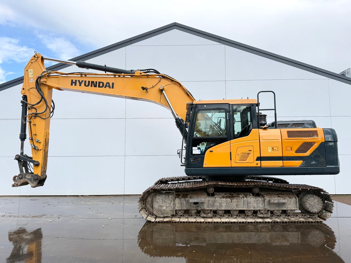 Hyundai HX220L Excavator 173 hp