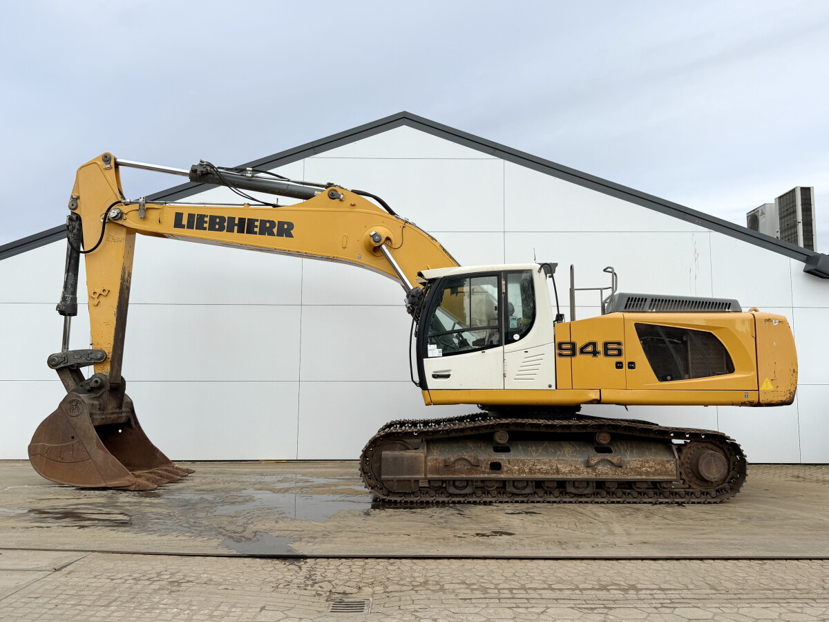 Liebherr R946LC Excavator 278 hp