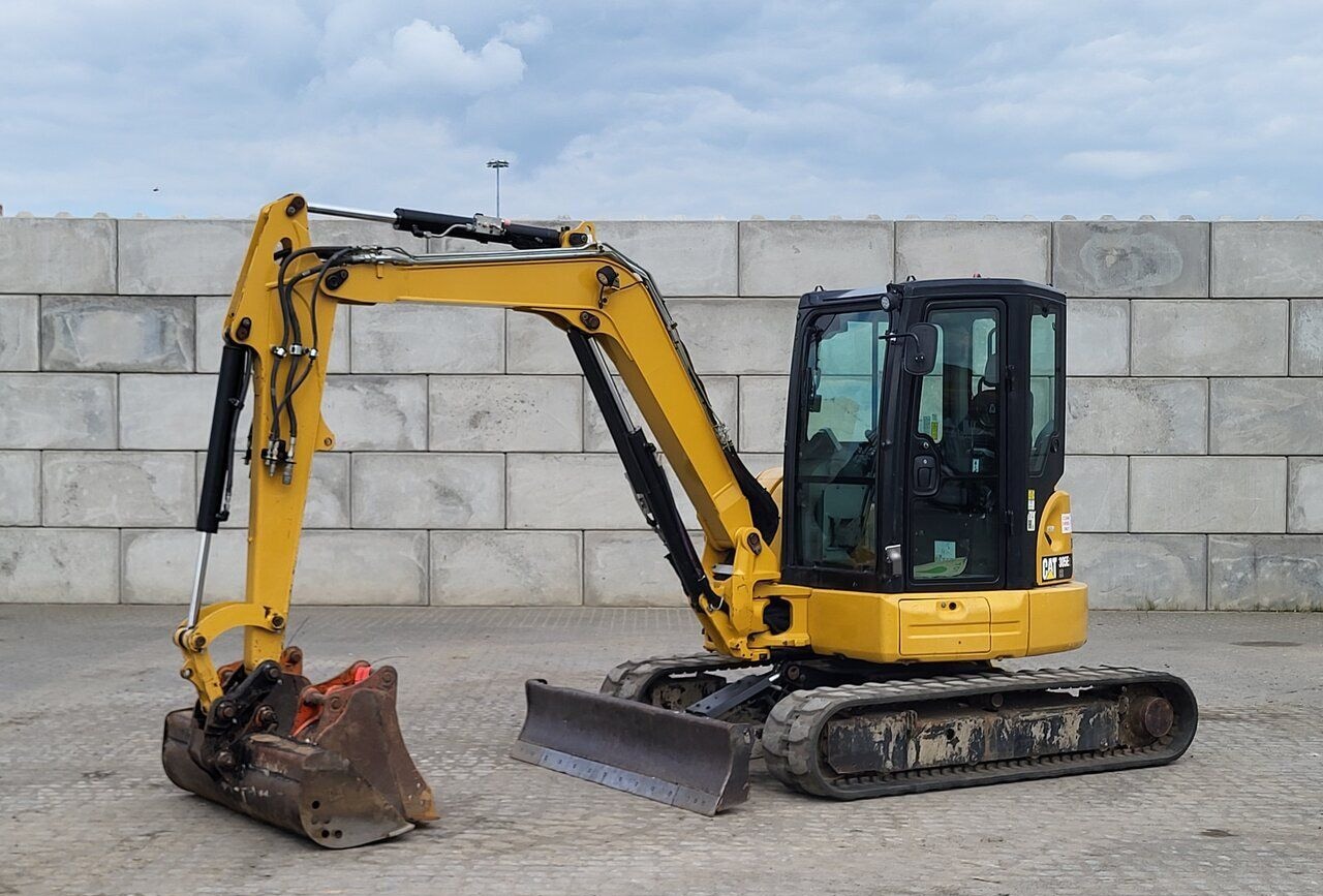 Caterpillar 305 E2 CR Mini Excavator 42 hp 11001 lb