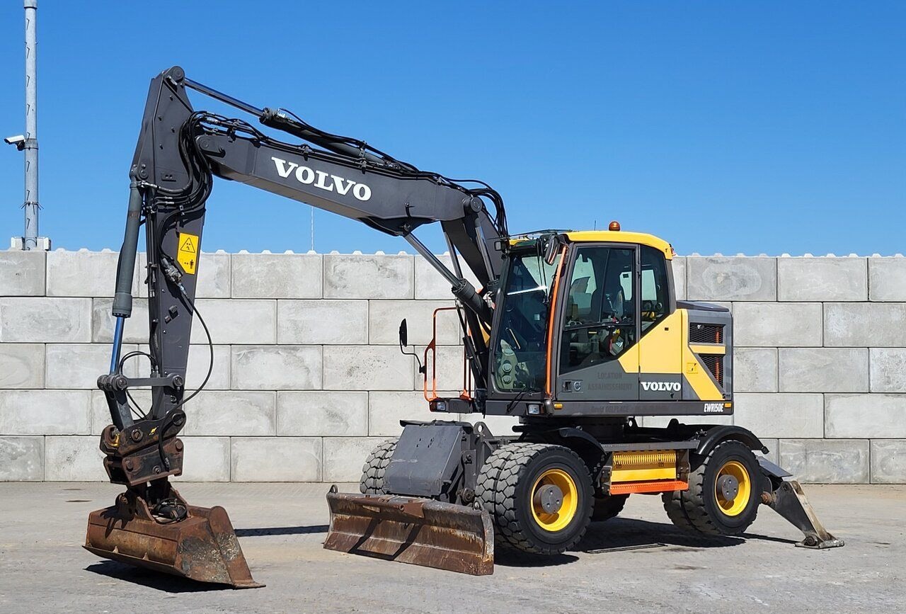 Volvo EWR150 E Wheeled Excavator with Outriggers and Blade